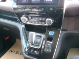 操作しやすいシフトレバーで運転も楽です。