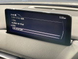【10.25インチマツダコネクト】車内の雰囲気にマッチした大型ディスプレイ。スマホ接続でのナビ使用やBluetooth再生等、様々な機能が楽しめます。直感的なダイヤル操作が可能で、使い勝手も良好です。