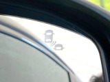 【ブラインドスポットインフォメーション】走行中、ドアミラーの死角になりやすい箇所に後続車が接近するとサイドミラー付近に警告を表示、ドライバーに注意喚起をしてくれます。