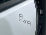 【ブラインドスポットモニター】走行中、ドアミラーの死角になりやすい箇所に後続車が接近するとサイドミラーのレンズに警告を表示!ドライバーに注意喚起をしてくれます。