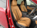 フロントシートは心地よいフィット感と程よいホールド性能を両立させ、今までになく快適にドライブを楽しんでいただける、マツダ自慢のシートです。