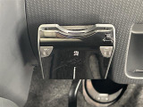 【ETC】有料道路を利用する際に料金所で停止することなく通過できる、ETC車載器(ノンストップ自動料金収受システム機器)が装備されています。セットアップを行うことで利用可能になります。
