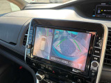 フロントカメラもございますので、狭い道でも安心して運転をしていただけます。