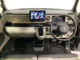 車内は光触媒抗菌消臭施工済です。スタイリッシュなデザインで暖かみのあるインパネ周りを演出します。グローブボックスやカップホルダーのほかにトレーなどたくさんの収納スペースが装備されています。