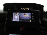 パノラミックビューモニター装備!トップビュー&フロントビュー・車両に取り付けたフロント、サイド、バックカメラの映像を合成して画面上に表示させることで、低速時の運転を補助する装置です。