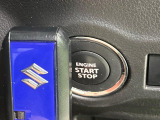 【キーレススタートシステム】カバンやポケットに入れたままでもドアの施錠・解錠が可能なスマートキーを装備。エンジンのオン・オフ時もカギを取り出す必要が無いからとっても便利です♪