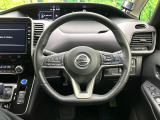 インテリアに合わせたデザインのステアリングは、運転される方のことも考え、運転しやすい形状、大きさです。是非一度、実際に触ってお確かめください。