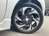 165/55R15のアルミホイール。デザインもさる事ながら、重量軽減と立体感を与えられた贅沢なアルミホイールです!