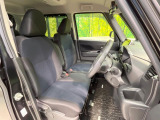 運転席まわりには十分なスペースがあり、大柄な方でもゆったり運転していただける環境です。