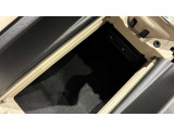 ドアハンドルには握りやすいグリップ形状が採用されています。万一の事故の際など、車内に残された乗員を救出する為、外部からドアを開けやすいようになっています。