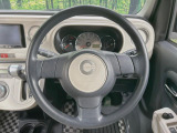 インテリアに合わせたデザインのステアリングは、運転される方のことも考え、運転しやすい形状、大きさです。是非一度、実際に触ってお確かめください。