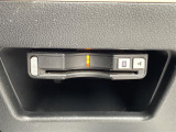 【ETC】有料道路を利用する際に料金所で停止することなく通過できる、ETC車載器(ノンストップ自動料金収受システム機器)が装備されています。セットアップを行うことで利用可能になります。