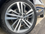 ●純正20インチアルミホイール:輸入車ならではの卓越した走りを支えるホイールと足回りです!日本車の走りに慣れている方にもぜひ体感して頂きたいほど、高いレベルでまとまっています!