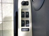 【電動格納ミラー】サイドミラーは電動格納式となっており、狭い駐車場でもキズがつくリスクを抑えられます。