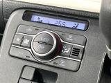 【オートエアコン】一度お好みの温度に設定すれば、車内の温度を検知し風量や温度を自動で調整。暑い&hellip;寒い&hellip;と何度もスイッチ操作をする必要はありません。快適な車内空間には必須の機能ですね♪