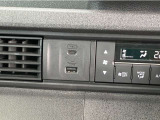 フロントに接続用と充電用USBジャックがあります。