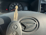 【キーレス】少し離れた場所からでもボタン一つでドアの開錠・施錠ができるのでとっても便利!ドアの鍵穴周りに傷をつけることもありません!