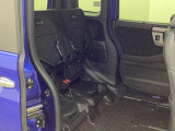 チップアップ&ダイブダウン機能付き【ULTR SEAT】は後席座面を左右分割で跳ね上げることができます。トランクで積載できない背の高い荷物をラクラク収納できます。ホンダ車ならではの人気装備です♪
