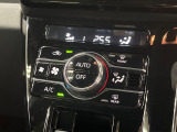 【オートエアコン】一度お好みの温度に設定すれば、車内の温度を検知し風量や温度を自動で調整。暑い&hellip;寒い&hellip;と何度もスイッチ操作をする必要はありません。快適な車内空間には必須の機能ですね♪