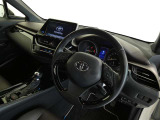 【運転席まわり】・・・ハンドルやシートなども隅々までクリーニング済み。キレイな車内でドライブがより一層快適にお楽しみいただけると思います。