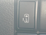 【パワースライドドア】スマートキーや運転席のスイッチでスライドドアの開閉が可能♪電動だから力を入れてドアを開ける必要が無く、小さいお子様でも、重い荷物を持っている時もラクに開け閉めできます♪