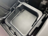 助手席側の座席下には車検証などの小物を入れて頂けるスペースを設置。さらに取っ手が付いているので、そのまま取り出して使う事も可能です。