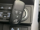 【スマートキー】カバンやポケットに入れたままでもドアの施錠・解錠が可能なスマートキーを装備。エンジンのオン・オフ時もカギを取り出す必要が無いからとっても便利です♪