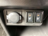シートヒーターは、シートに内蔵された電熱線で座面を温める装備です。エアコンと違って、すぐに温まり、乾燥しにくいのが特徴です。個別にON/OFFできるので、搭乗者の好みに合わせられます。