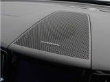 整形外科医の監修を受けて作られるボルボのシート。縦方向に長くとられた座面が膝裏をしっかりとサポートし、長距離ドライブでも疲労による姿勢のくずれ、体勢移動をおこさせることはありません。