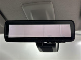 【デジタルルームミラー】車両後方カメラの映像をルームミラーに映すことが出来ます。 そのため、後席に人や荷物があって後方が見えづらい場合でもしっかり視界を確保することが出来ます。