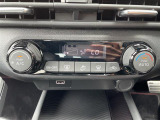 【オートエアコン】車内温度を感知して自動で温度調整をしてくれるのでいつでも快適な車内空間を創り上げます。