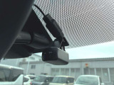 万が一の瞬間も、純正ドラレコで安心。事故やトラブル、あおり運転の記録をしっかり残してくれるから、後の手続きもスムーズに。スマホで映像表示できるので、その場で確認できて便利です♪(ナビ非連動)