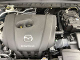 24Vマイルドハイブリッドで爽快な走りを実現する「e-SKYACTIV-G 2.0」。高効率エンジンと電動化技術の組み合わせにより、燃費性能とアイドリングストップ機能をさらに向上させました。