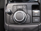 マツダコネクトを操作するコマンダーコントロールです。運転中に自然と手の触れる位置に配置されています。