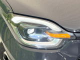 【LEDヘッドライト】悪天候や夜間走行時も良好な視界を確保し安心して運転できる高輝度LEDヘッドライトを装備!点灯速度が早く、消費電力も抑えられています。