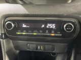 【オートエアコン】一度お好みの温度に設定すれば、車内の温度を検知し風量や温度を自動で調整。暑い&hellip;寒い&hellip;と何度もスイッチ操作をする必要はありません。快適な車内空間には必須の機能ですね♪