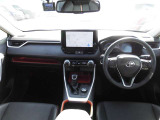 【運転席・インパネまわり】 ハンドル・シート・フロアーなど隅々までプロによるクリーニング済み☆彡キレイな車内でドライブが一層快適にお楽しみいただけます!!