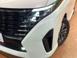 【LEDヘッドライト】悪天候や夜間走行時も良好な視界を確保し安心して運転できる高輝度LEDヘッドライトを装備!点灯速度が早く、消費電力も抑えられています。