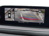 360度ビューカメラを搭載。4方の小型カメラの映像を処理し、車両真上からの映像に変換しています。