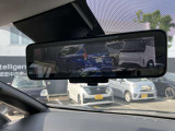 スマートルームミラー 後席に人が乗ってるときルームミラーが見えにくかったり、雨の日や夜間など後方確認がしにくいときにカメラオンで後方視界すっきり。 オフにすれば通常のミラーとしても使えます。
