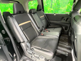 セカンドシートは中央部が可動式となっており、スライドすれば通路スペースが登場!前後の移動がとっても簡単です♪もちろん、8名乗車時も快適な座り心地のシートとなっています♪