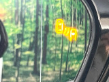 【ブラインドスポットモニター】走行中、ドアミラーの死角になりやすい箇所に後続車が接近するとサイドミラーのレンズに警告を表示!ドライバーに注意喚起をしてくれます。
