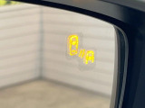 【ブラインドスポットモニタリング】走行中、ドアミラーの死角になりやすい箇所に後続車が接近するとサイドミラー付近に警告を表示、ドライバーに注意喚起をしてくれます。