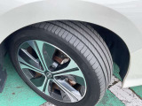 タイヤサイズは215/50R17 純正アルミホイールが足元をかっこよく引き締めます