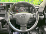 インテリアに合わせたデザインのステアリングは、運転される方のことも考え、運転しやすい形状、大きさです。是非一度、実際に触ってお確かめください。