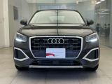 シングルフレームグリルはAudiの象徴的なデザイン要素であり、一目でAudiとわかるスタイル、大きくて迫力のある形状が車のスポーティな印象を強調しており、魅力的なデザインとなっています。