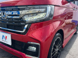 【LEDヘッドライト】悪天候や夜間走行時も良好な視界を確保し安心して運転できる高輝度LEDヘッドライトを装備!点灯速度が早く、消費電力も抑えられています。