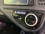 【オートエアコン】一度お好みの温度に設定すれば、車内の温度を検知し風量や温度を自動で調整。暑い&hellip;寒い&hellip;と何度もスイッチ操作をする必要はありません。快適な車内空間には必須の機能ですね♪