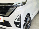 【LEDヘッドライト】悪天候や夜間走行時も良好な視界を確保し安心して運転できる高輝度LEDヘッドライトを装備!点灯速度が早く、消費電力も抑えられています。