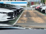 フロントガラスへの投影型であるヘッドアップディスプレイ。車速や交通標識、ナビゲーションの案内などの情報が映し出されます!